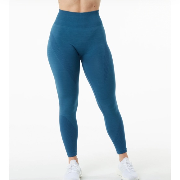 🔥 Alphalete Blue Ozone Leggings - Size Small 🔥 Never worn! - Picture 2 of 6